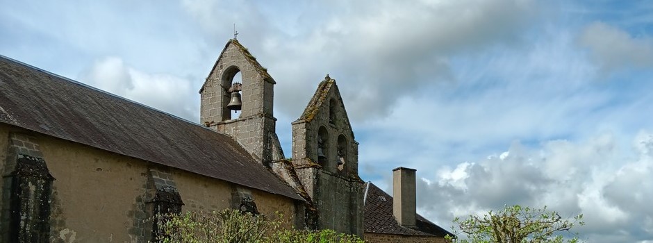 Les deux murs-clochers à angle droit de l'étrange église de Magnat l'Étrange