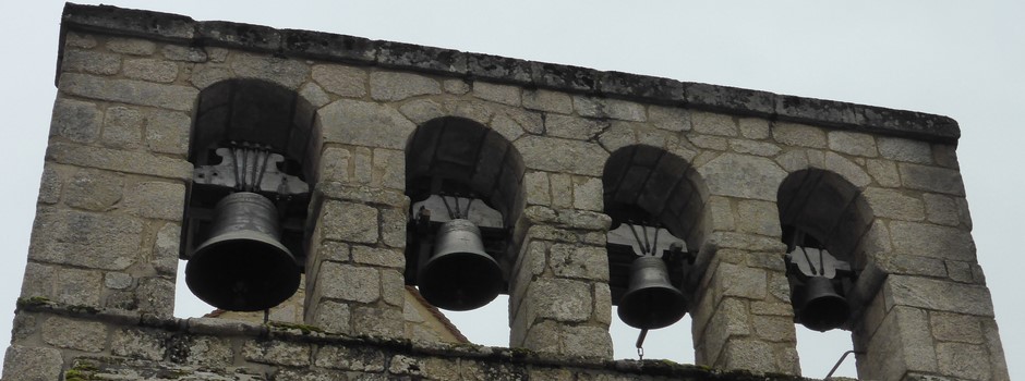 Les quatre cloches du mur-clocher, rangées par ordre de taille comme les Dalton ! (St Quentin la Chabanne)