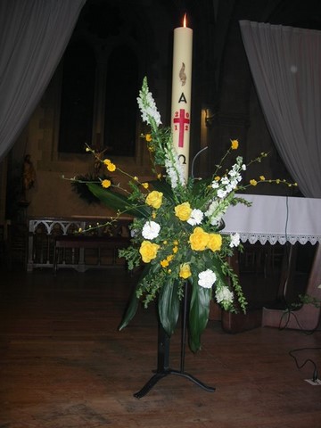 Dans le silence et la pénombre...fleurs et cierges